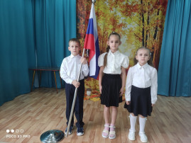 Зарождение новой важной и торжественной традиции - поднятие Государственного флага РФ Зарождение новой важной и торжественной традиции - поднятие Государственного флага РФ.