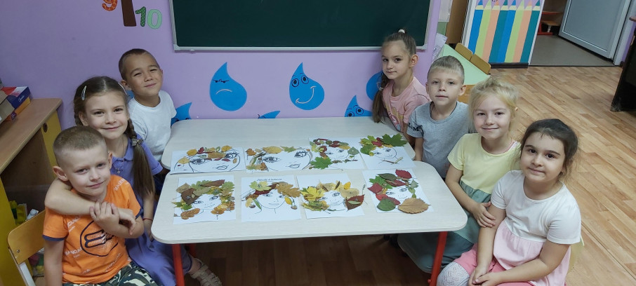 Ребята подготовительной группы взяли в руки листья и клей, чтобы сотворить образ Осени. Ребята подготовительной группы взяли в руки листья и клей, чтобы сотворить образ Осени.